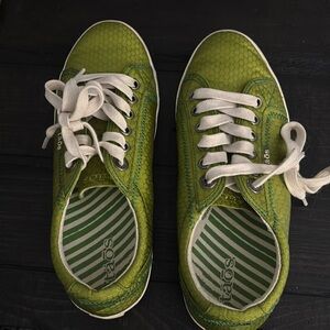 Taos sneakers size 7